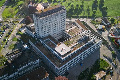 Drohnenbild Spitalgebäude im Frühling